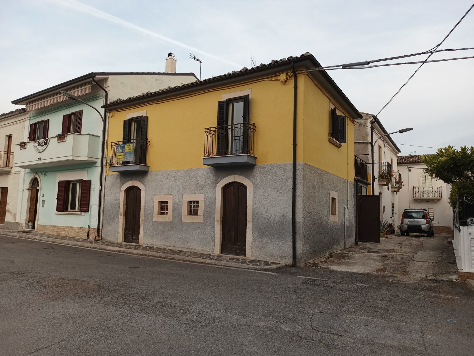 Bolognano, Contrada Madonna del Monte, Casa in cortina